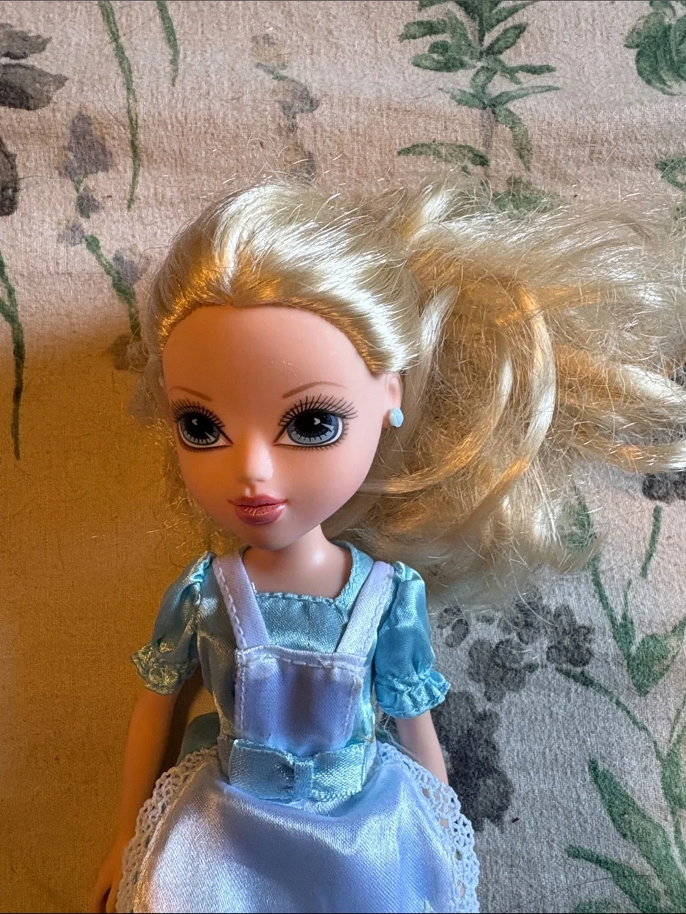Rare 2010 MGA Moxie Girlz Alice in Wonderland Avery fashion doll.